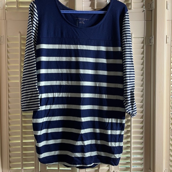 Maternity LOT. Fits like a med (different sizes) - Picture 3 of 6